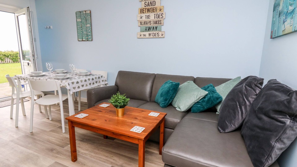 New Quay Cottage | CWTSH CRAGEN, pet friendly, character holiday cottage in New Quay