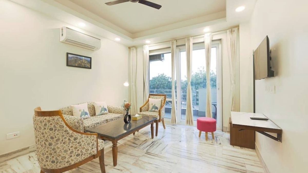 Sushant Lok Apartment | Cyber city metro retreat near Fortis