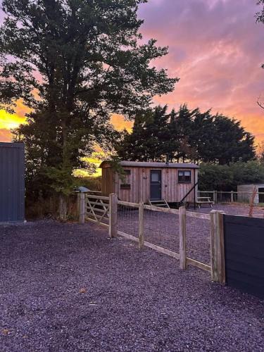 Menai Bridge Apartment | Cybi, Modern Shepherds Hut with Games Room Access
