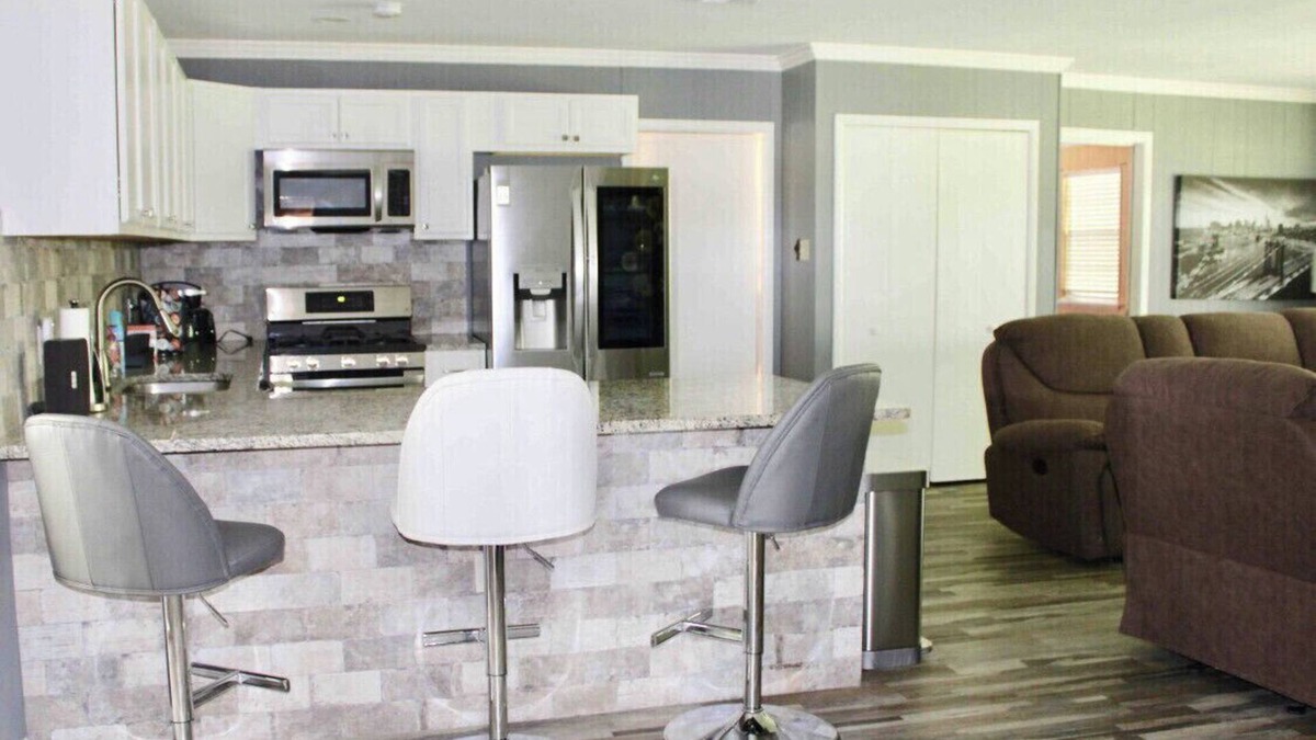 Leon Valley House | CYC Lounge with Guest House