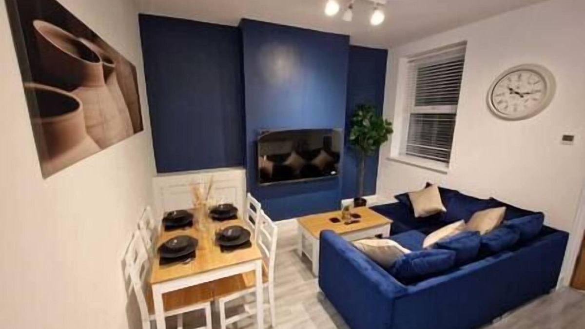 Plasnewydd Apartment | Cyfarthfa Double Room 2 - Shared Bathroom - Near City Centre
