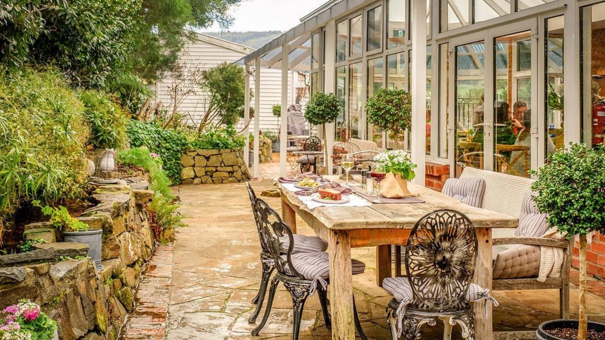 Cygnet Bed & Breakfast | Cygnet Old Bank B & B Cafe & Gift Store