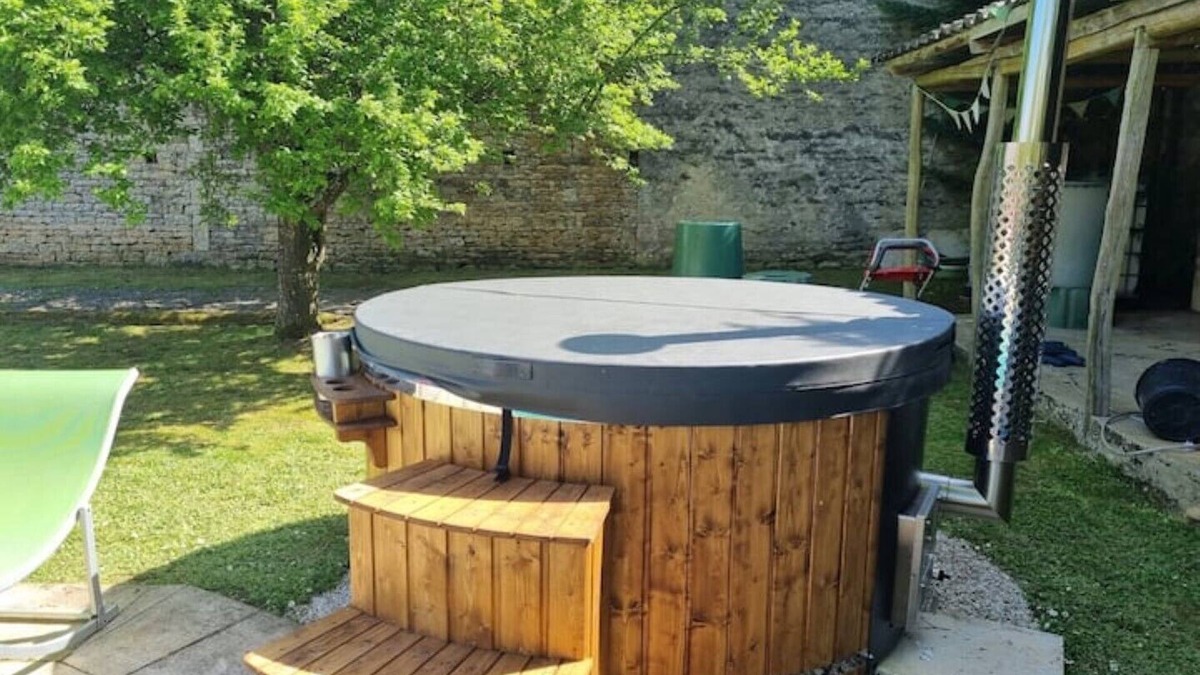 Paizay-le-Tort Cottage | 'Cymberline' Family Gite with Shared Hot Tub & Swimming Pool - Sleeps 4