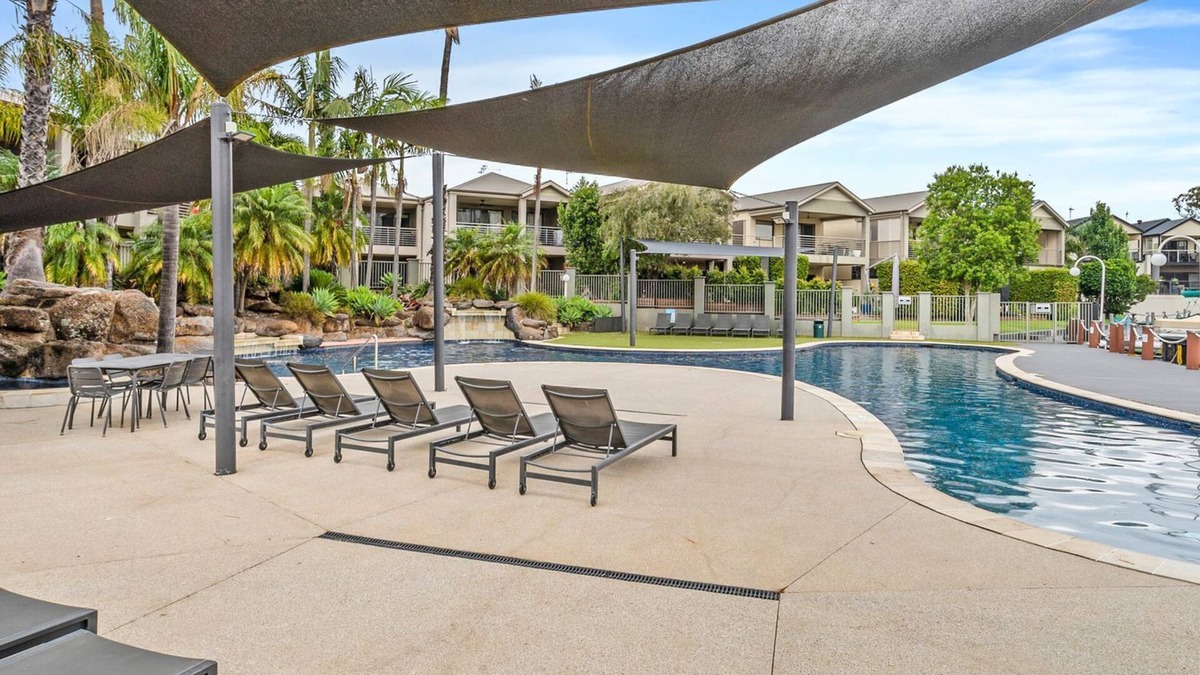 Mulwala Apartment | Cypress 39 A located close to clubs overlooking the lake.