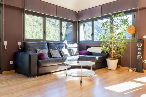 Santa Coloma d'Andorra Apartment | Dúplex Artístico con Terraza I 10 min del Centro I AndBnB