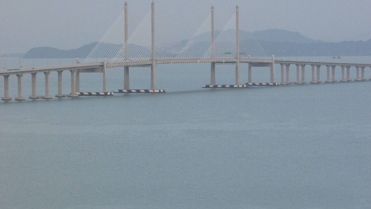 Bayan Lepas Apartment | D Amazing Bridge View & Sea View with Facilities & Amenities !