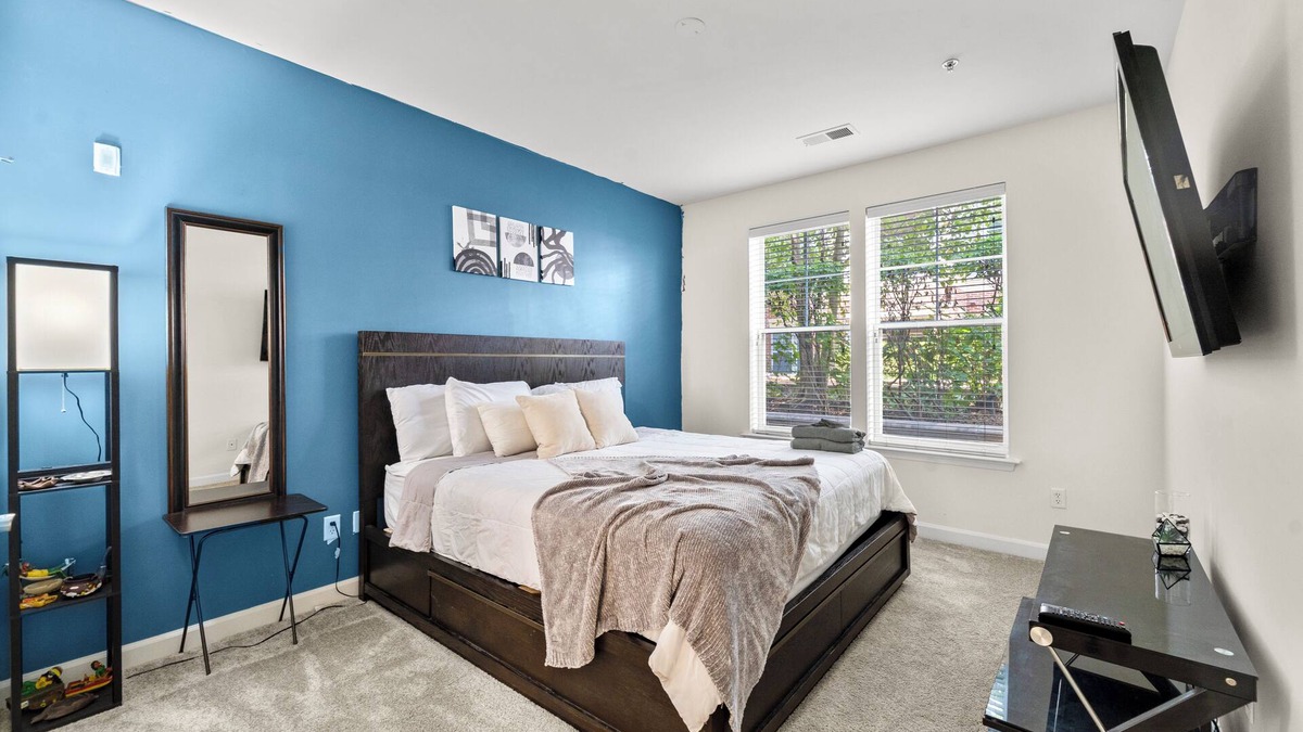 Jefferson Manor Apartment | D.C. Metro Retreat Stps to Metro Lxy Apt w/Soakin Tub, Pet Welcomed! NR DCA/IAD