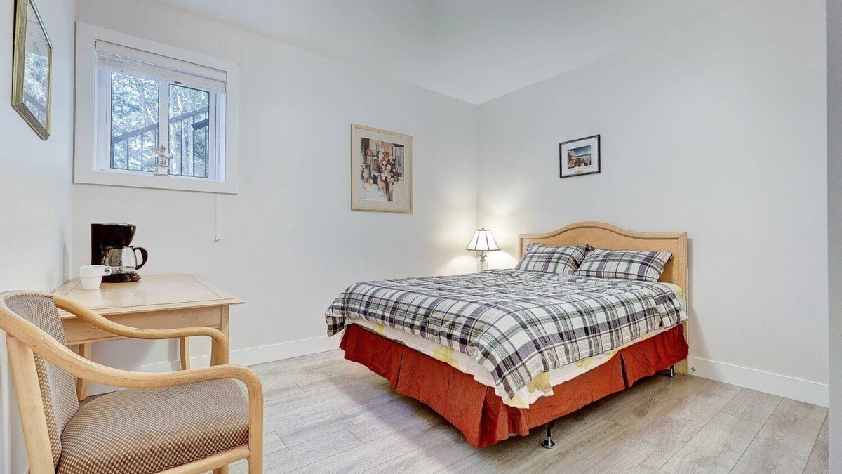 West Vancouver House | D Peaceful Stay Queen Room Dedicated Bathroom
