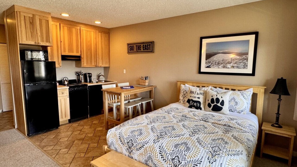 Lincoln Condo | D116 · Lovely studio with beautiful view of loon Mountain