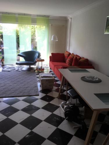 Nippes House | Dachstudio mit Bad und Terasse