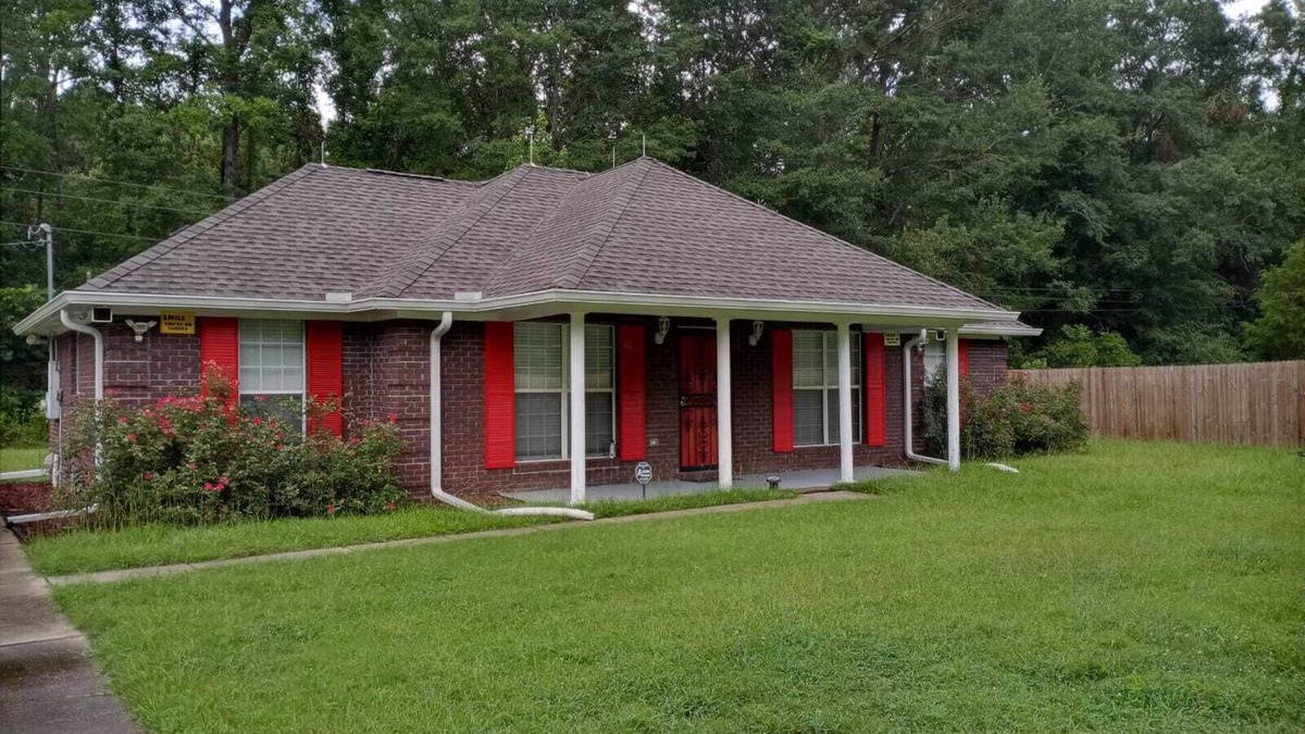 Macon County House | DAD's beautiful home at Historic Tuskegee!