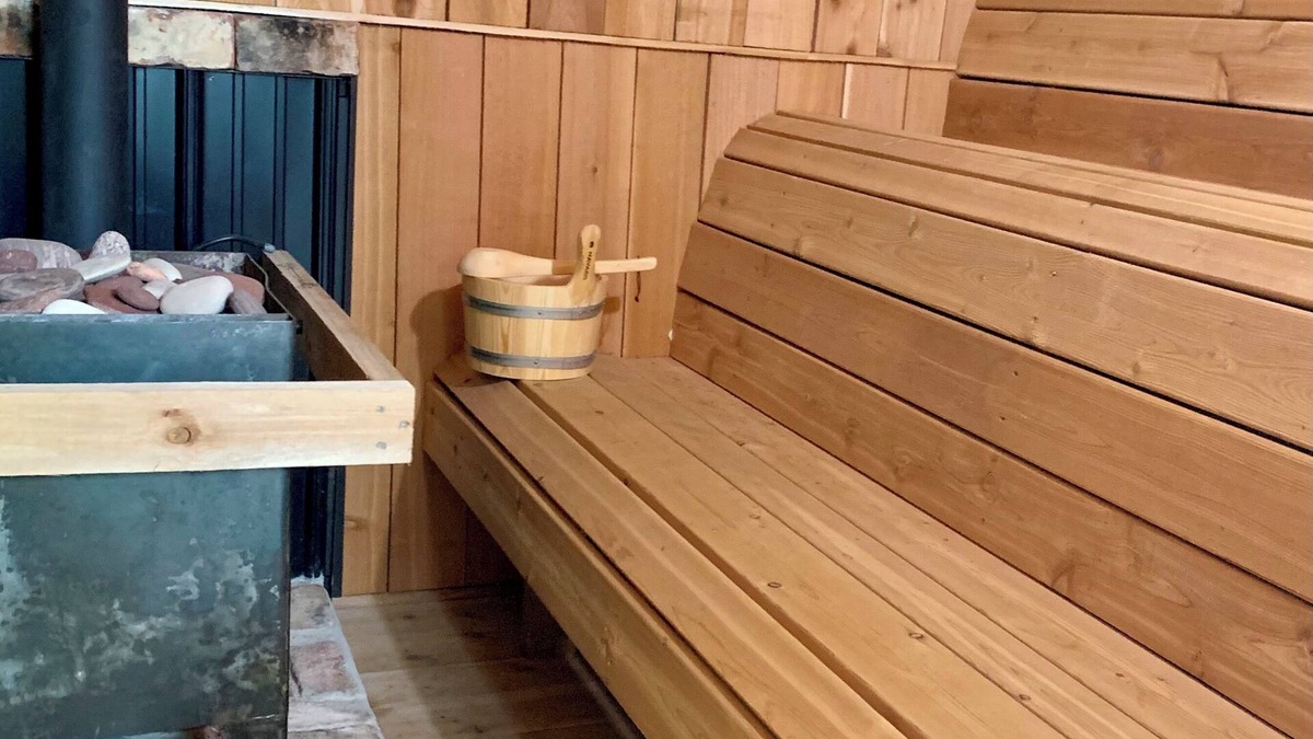 Ironwood House | "Dad's Garage" Cozy 2-bdrm house w/Sauna, Fireplace, King Bed, WiFi & AC