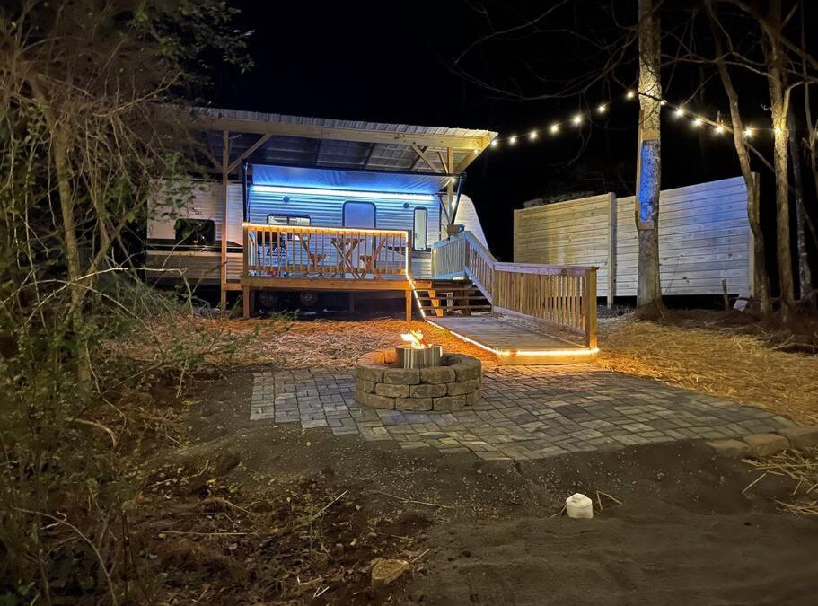 Jonesville Apartment | Daffodil Dream Camper with Hot Tub - Movie Screen - Fire Pit - BBQ