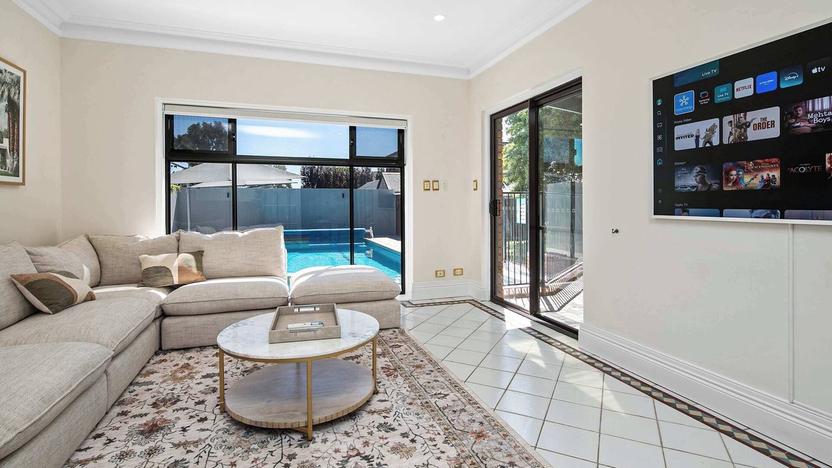 Lower Mitcham House | Daicos LUX Manor - Pool, Sleeps 12