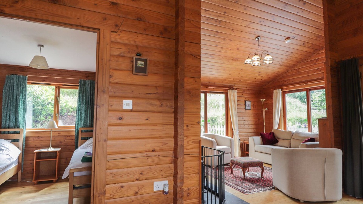 Stromeferry Cottage | DAILFEARN CHALET, family friendly, with open fire in Balmacara