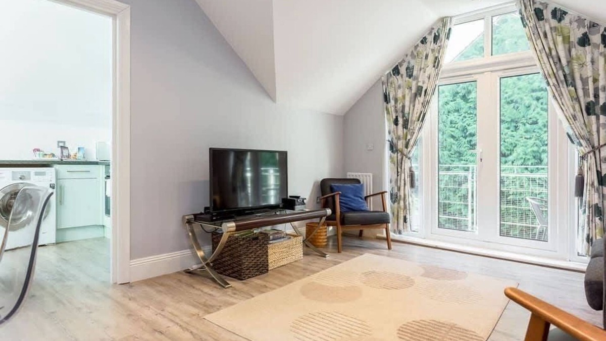 Westbourne Apartment | Daintree - Short Walk to Alum Chine Beach
