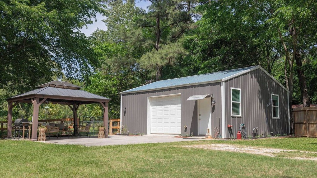 Montgomery Cabin | Dairy barn and parlor