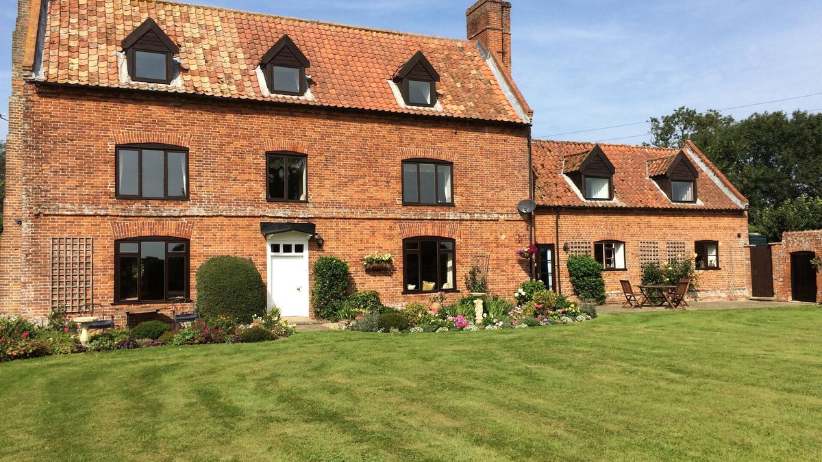 Thetford Cottage | Dairy Cottage, Norfolk - 17th Century Self-Contained Cottage, Beautiful Garden