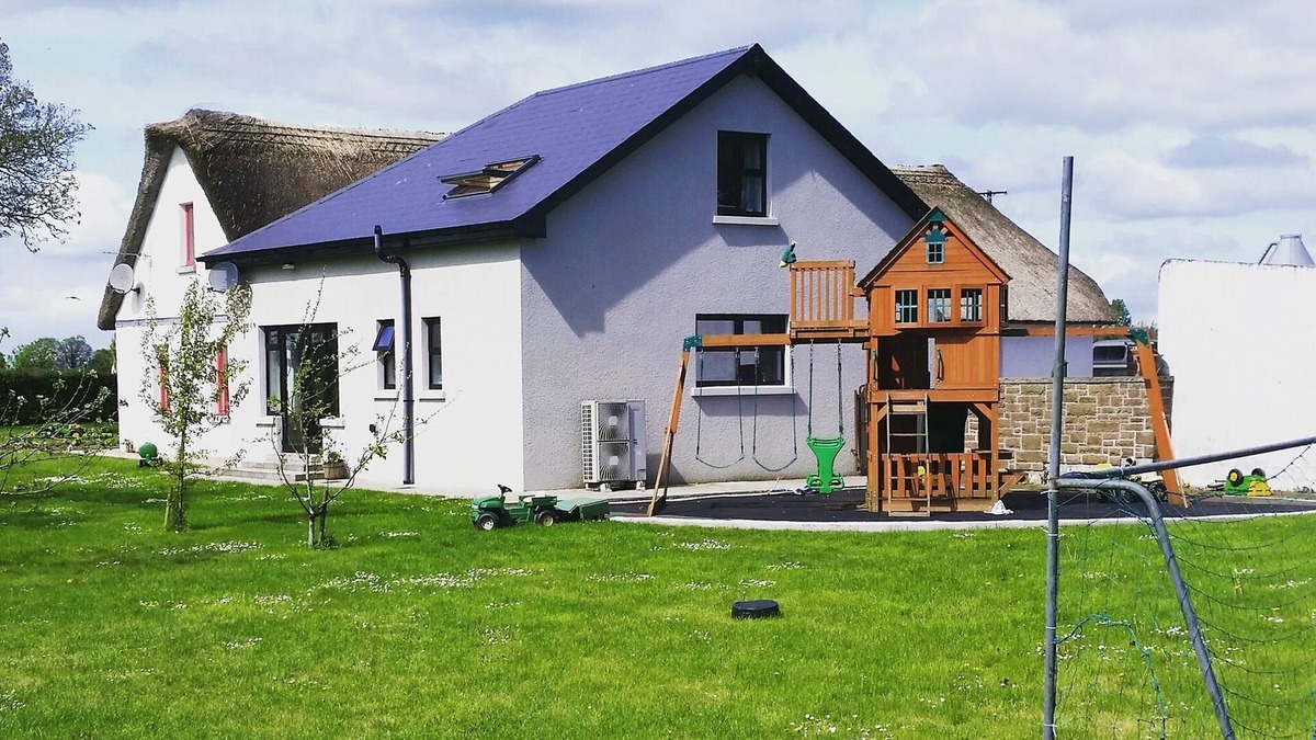 Effin House | Dairy Lodge on working dairy farm in the Irish countryside
