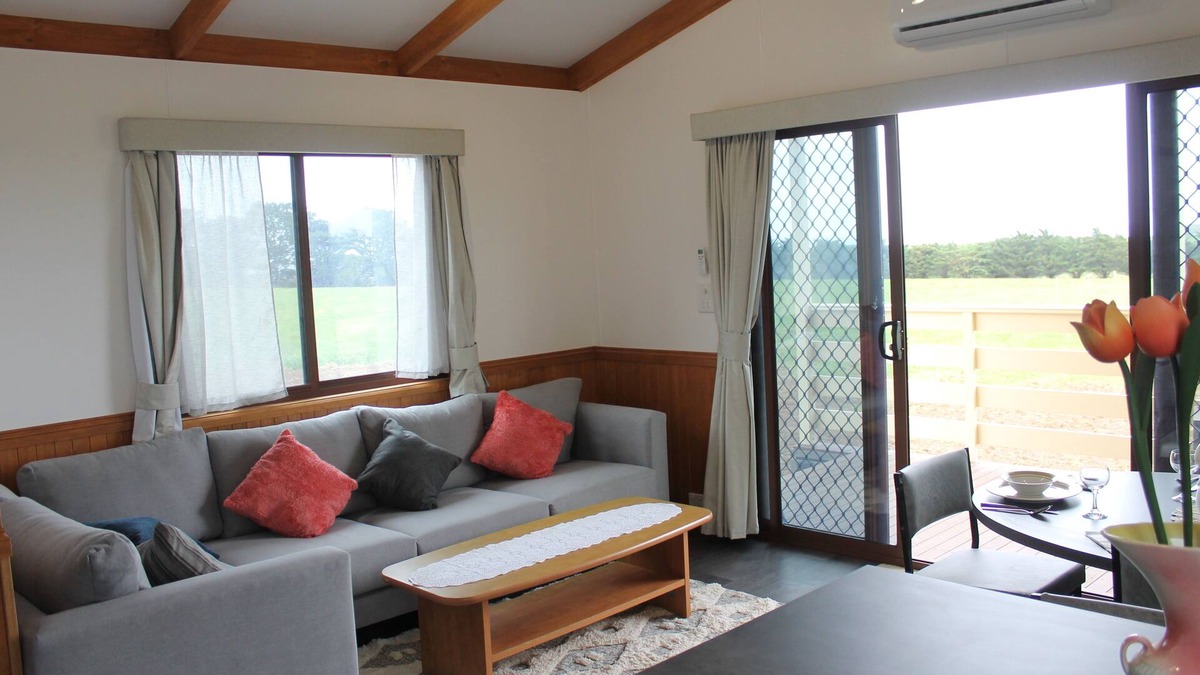 Ventnor Cabin | Daisy by the sea at Omaru Farm