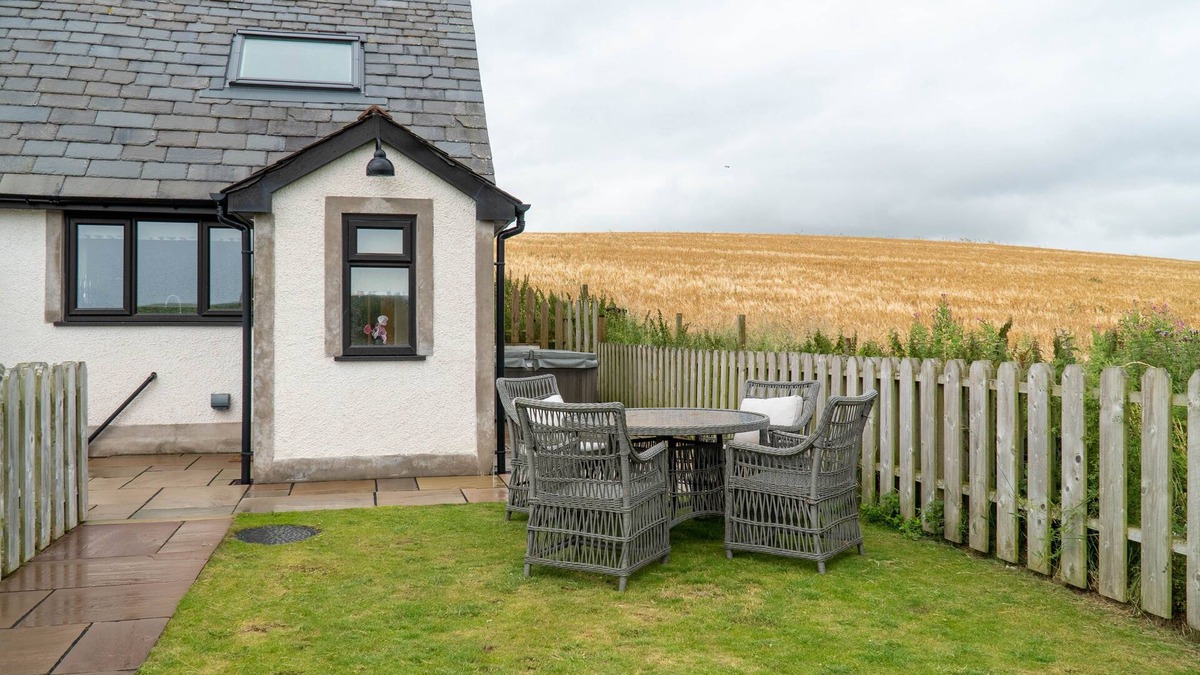 Newton in Furness Cottage | Daisy Cottage - One-bed cottage with hot tub, walk to the beach.