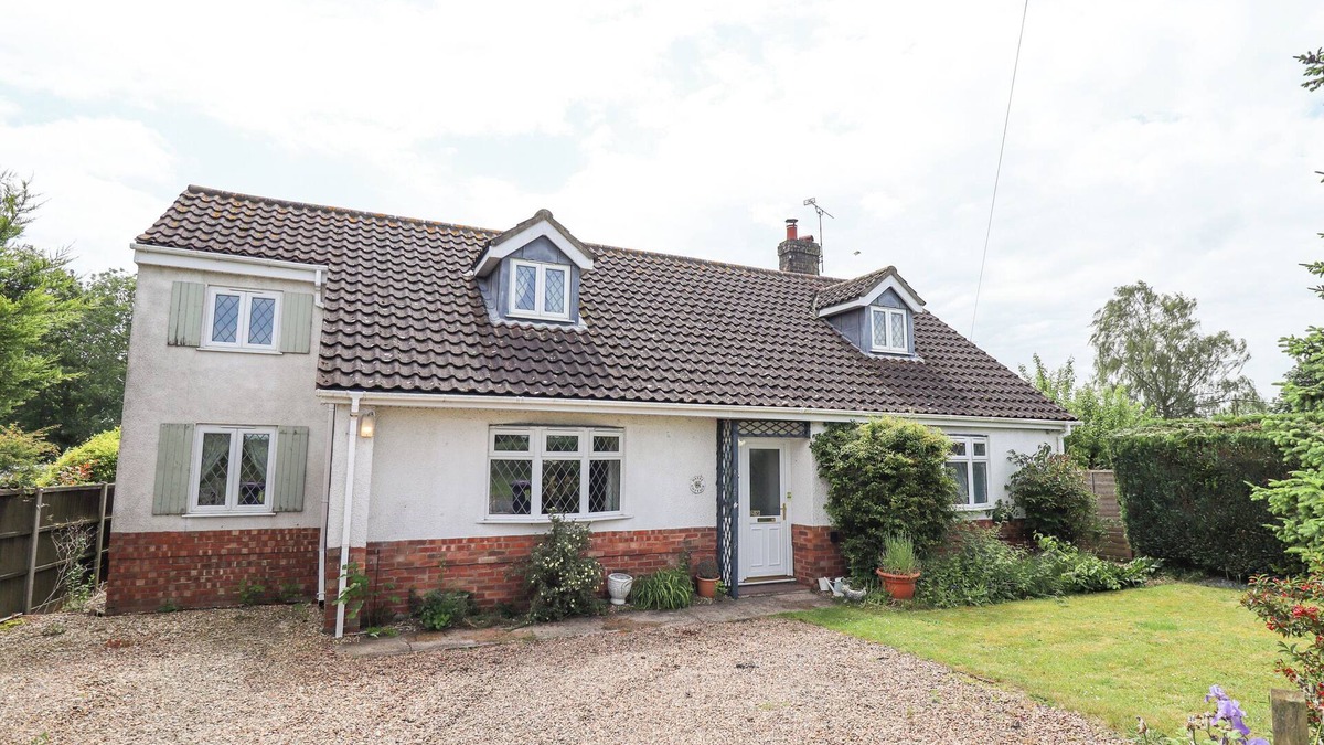 Aubourn Cottage | DAISY COTTAGE, pet friendly, with open fire in Metheringham