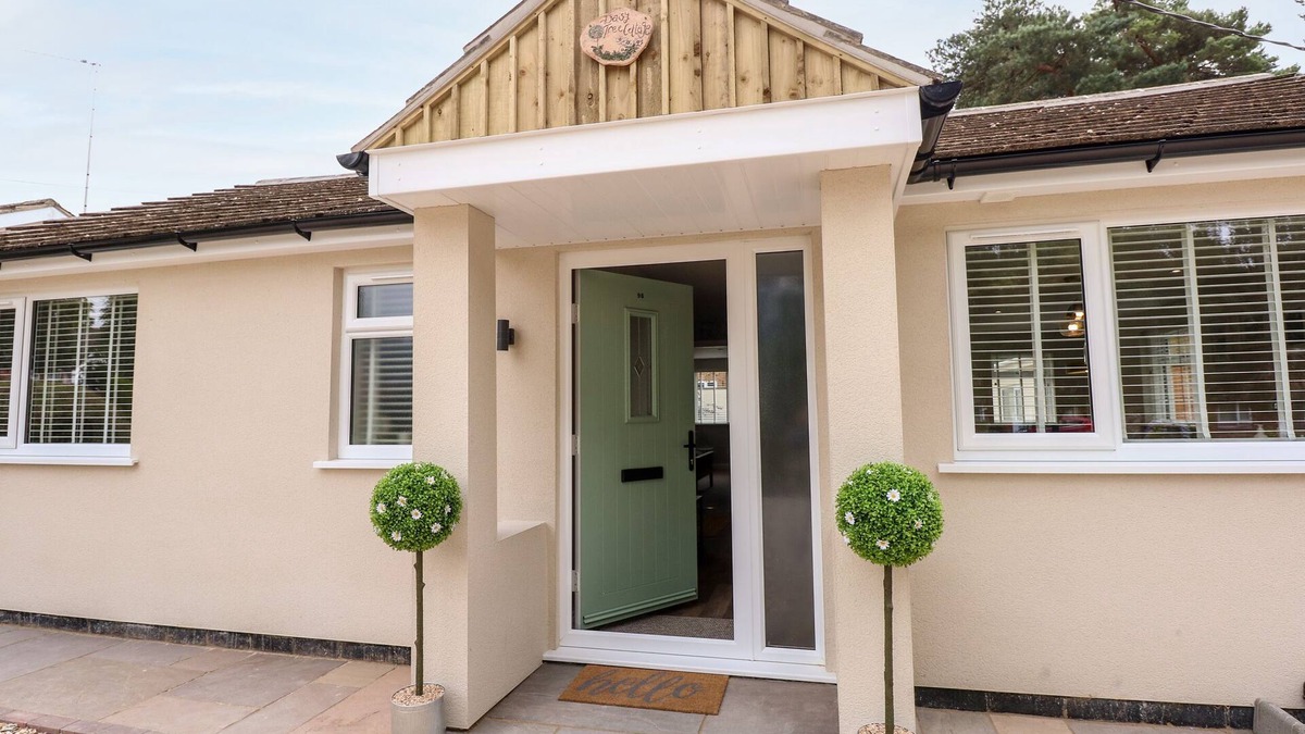Woodhall Spa House | DAISY TREE COTTAGE, pet friendly, with hot tub in Woodhall Spa