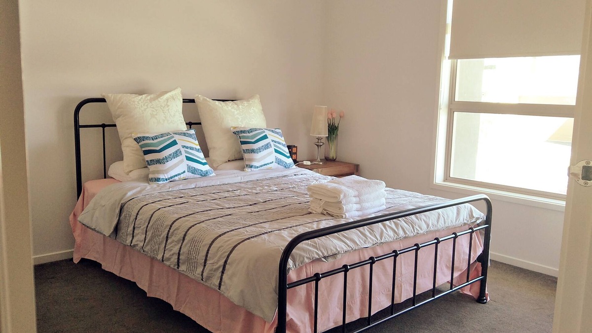 Craigieburn House | Daisy Villa – close to Mel. Airport & Hume Fwy.