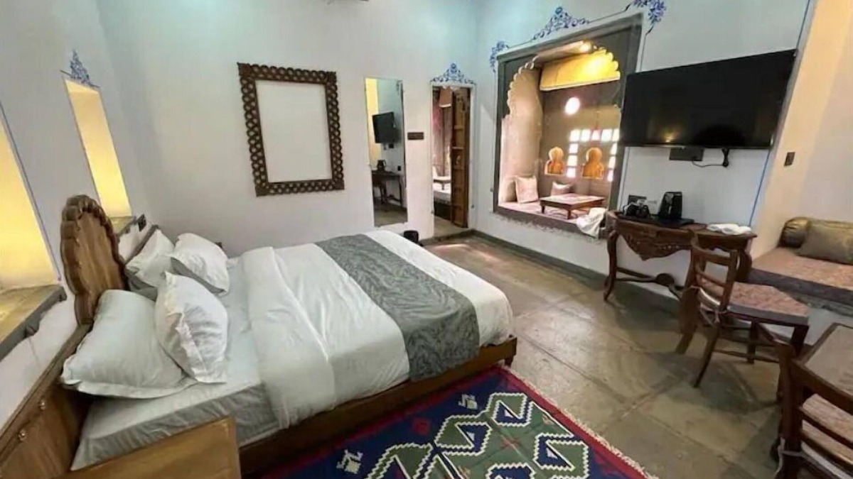 Lake Swaroop Sagar House | Dakhsina haveli heritage Deluxe room