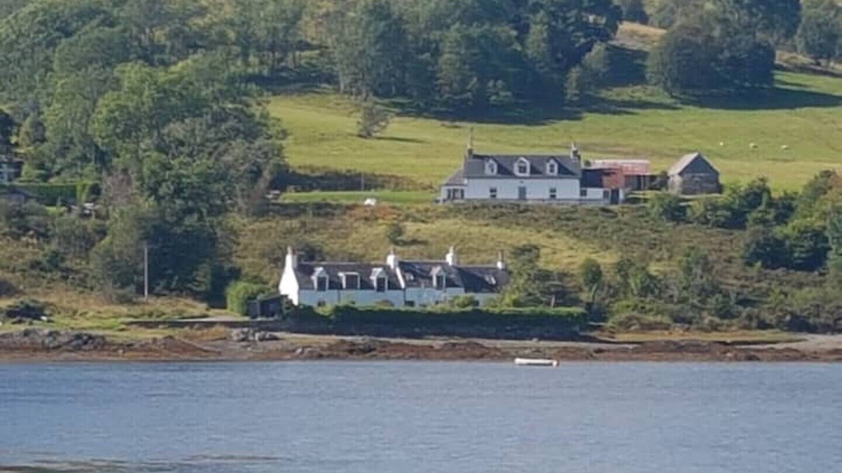Lochcarron Cottage | Dalachladdich Cottage: Stay Beside the sea