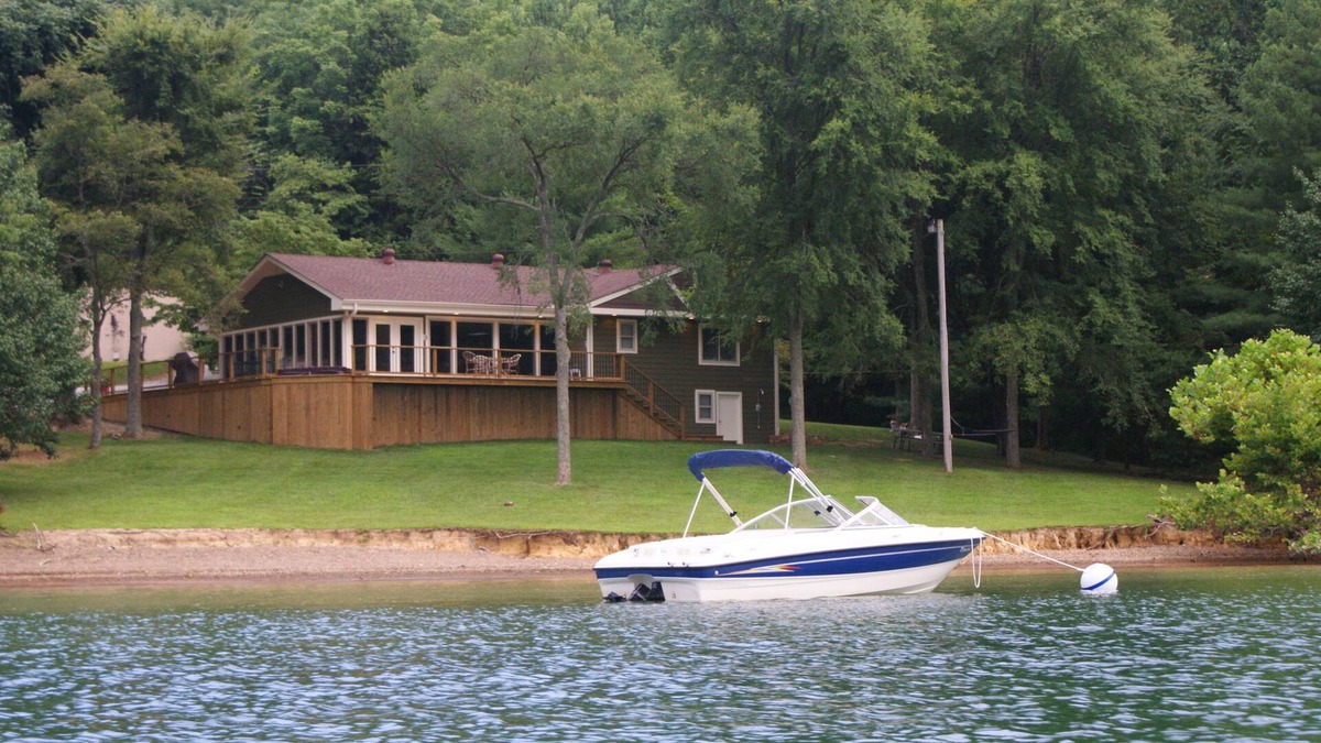 Byrdstown House | Dale Hollow Lake’s ONLY Waterfront Home.
