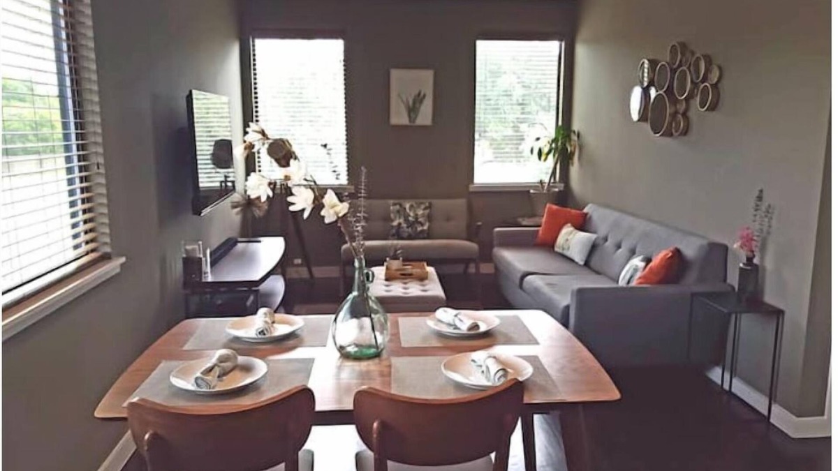 Preston Hollow Apartment | Dallas Mid-Centry Modern in Prime Location