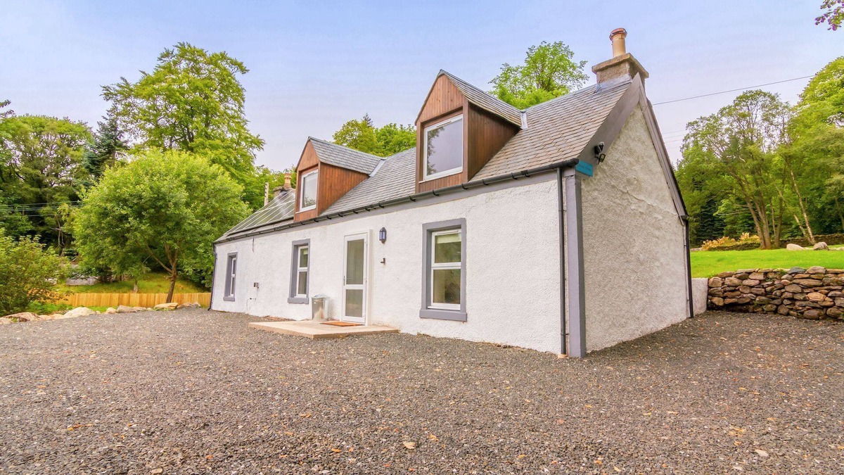 North Sea Cottage | Dalnaglar Cottage - sleeps 6, with 6 person hot tub and large decking area.