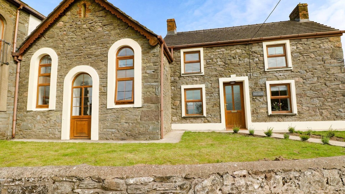 Llansaint House | DALTON COTTAGE, pet friendly, character holiday cottage in Llansaint