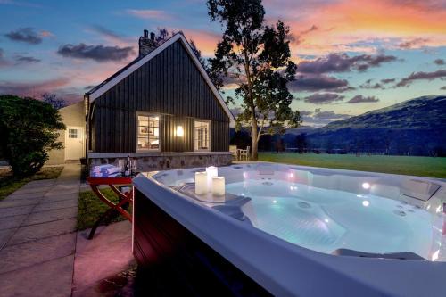 Lochearnhead Villa | Dalveich Cottage, hot tub, 2 bedroom, Lochearnhead