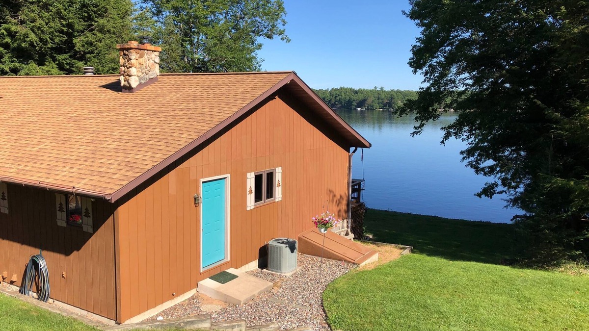 Eagle River House | Dam Lake Home ~ Steps from the waters edge on the Sugar Camp Chain