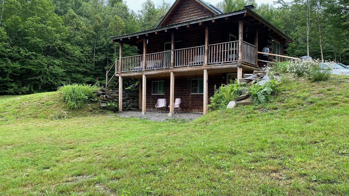 Clarksville House | "Dam Right" Off-Grid/Solar powered Log Cabin with DIRECT Trail Access