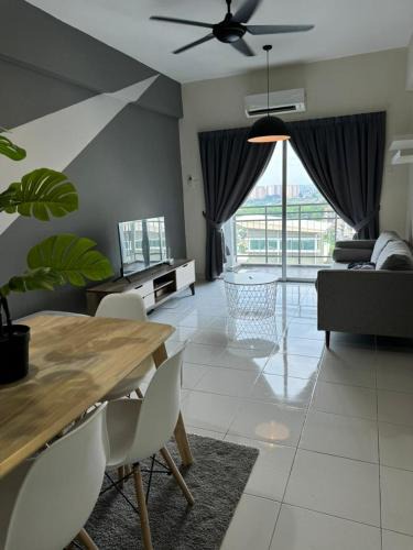 Taman Sri Muda Apartment | Damai Vacation Stay 7 pax 3 Free Parking