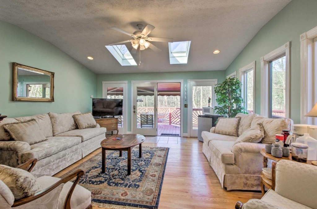 Damascus House | Damascus Home with Fire Pit and Views, Walk to Shops!