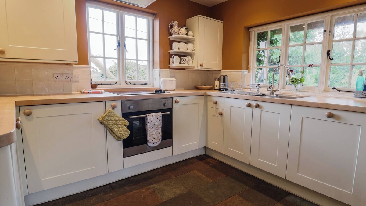 Shobrooke Cottage | DANCING HILL COTTAGE, pet friendly, with open fire in Crediton