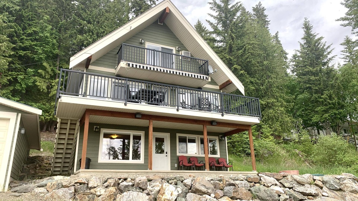 Anglemont Cabin | Dancing Waters Lakehouse - Semi Waterfront - Shuswap Vacations and Sledding Accommodation
