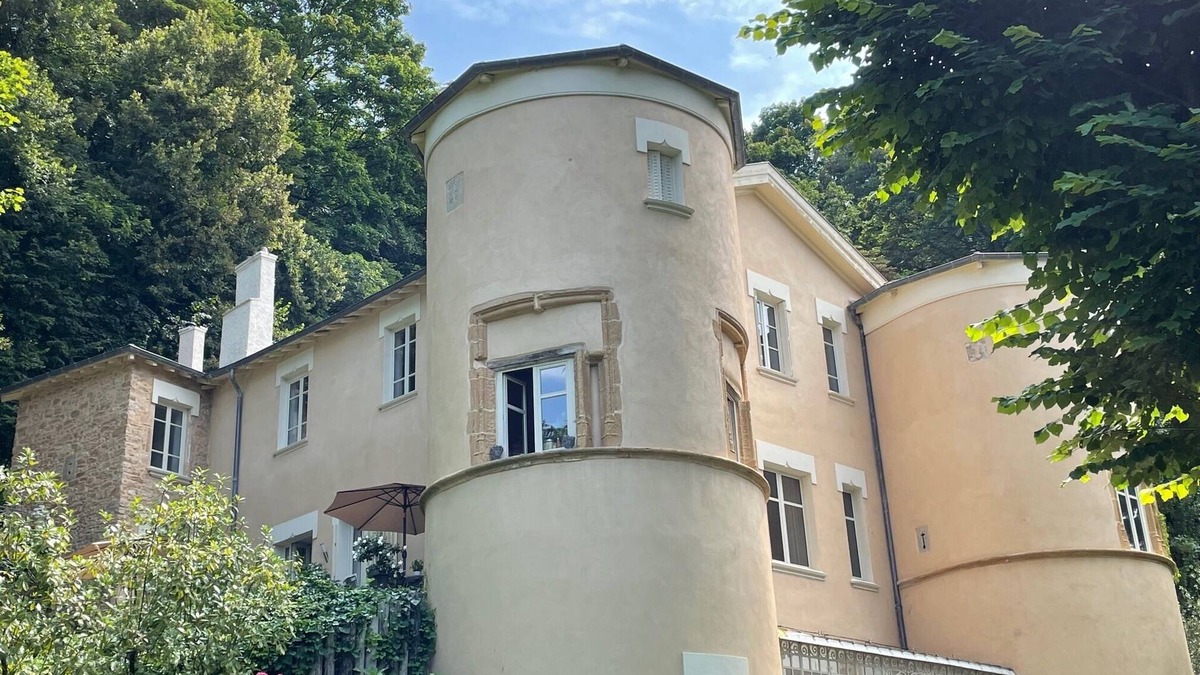 Fontaines-sur-Saone Apartment | Dans une Maison Forte du XVI Siècle