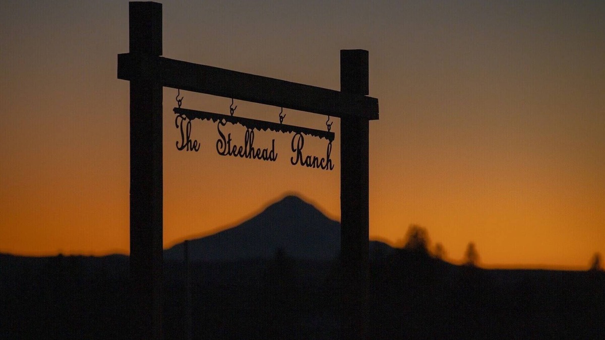 Goldendale House | Dark Sky Double Mountain View Retreat