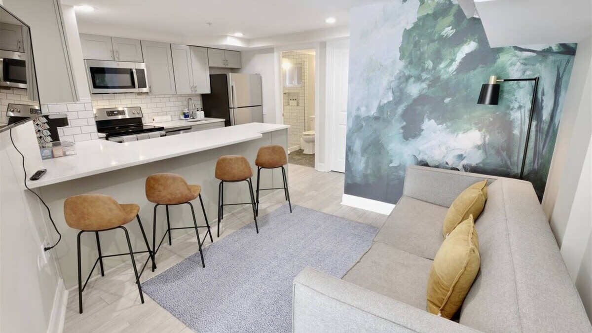 Hill East Apartment | Darling Apartment in Capitol Hill - TWO min to Metro!