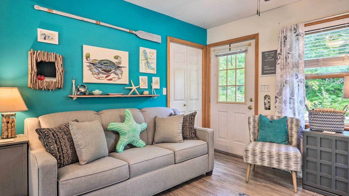 North East Cottage | Darling Cottage ~ 1 Mi to Lake Erie Beach!