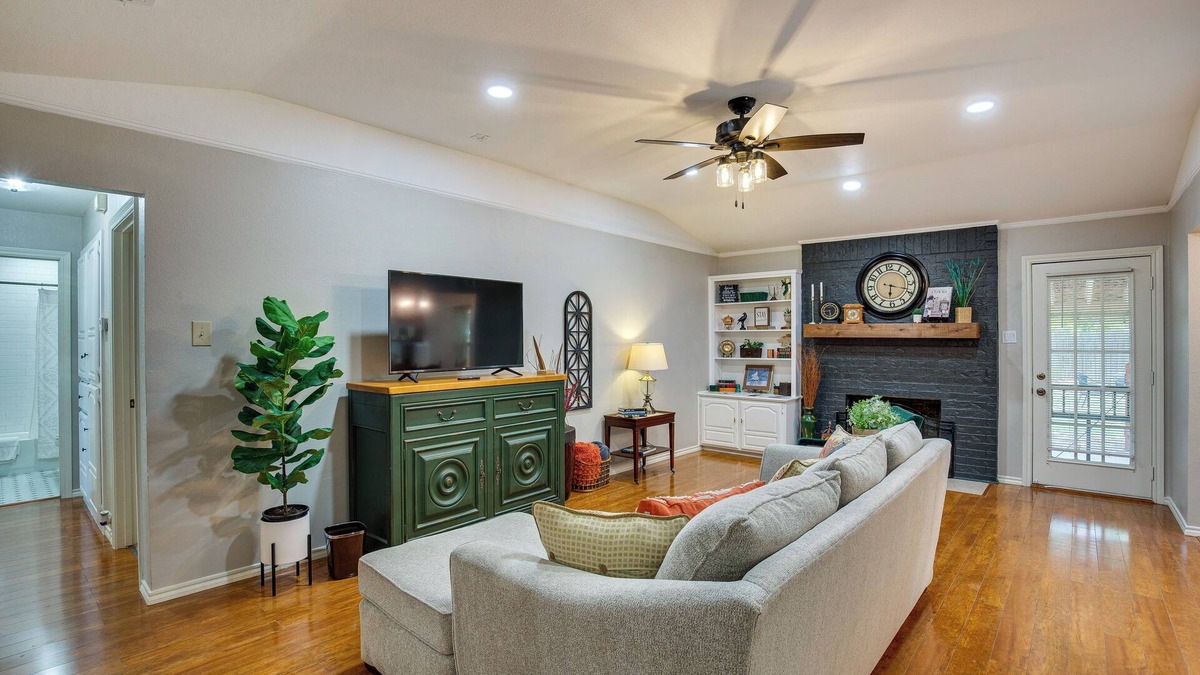 Waxahachie House | Darling Waxahachie Home w/Yard & Fire Pit!