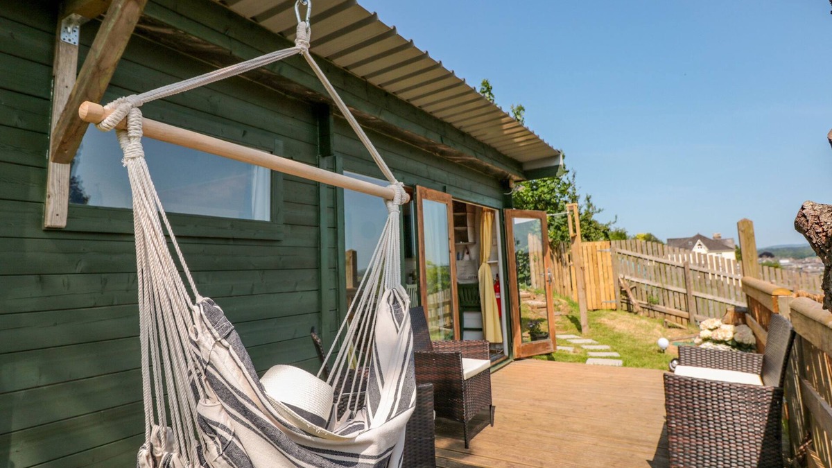 Totnes Cottage | DART VIEW HIDEOUT, pet friendly, character holiday cottage in Totnes