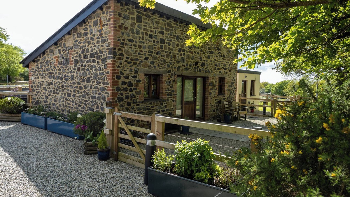 Okehampton Cottage | DARTMOOR INN, pet friendly, character holiday cottage in Sourton Down