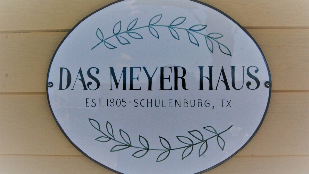 Schulenburg House | Das Meyer Haus - Luxe Victorian Gem
