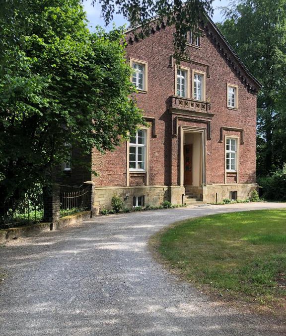 Bergkamen Apartment | Das Ministerhaus - 1-2 Zimmer in historischer Villa